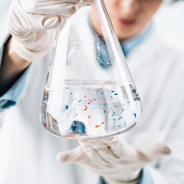 Microplásticos en el agua embotellada